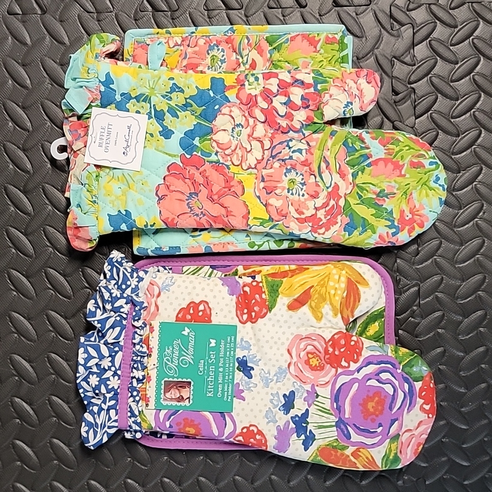 Oven mitts and pot holders